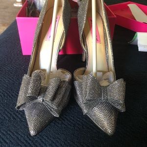 NIB👠 Betsy Johnson pewter heels ✨
